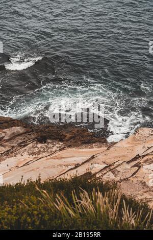 Le bord des eaux rocheuses du parc national Bouddi. Banque D'Images