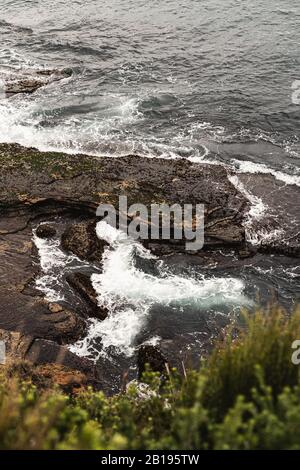 Le bord des eaux rocheuses du parc national Bouddi. Banque D'Images