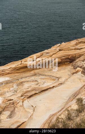 Détail de la bordure des eaux de grès dans le parc national Bouddi. Banque D'Images