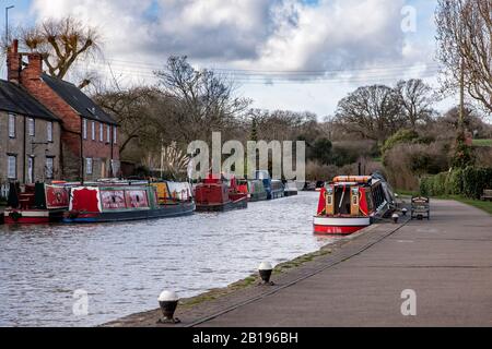 Bateaux étroits amarrés sur le canal Grand Union, dans un après-midi nuageux et brumeux, Stoke Bruerne, Northamptonshire, Royaume-Uni, Banque D'Images