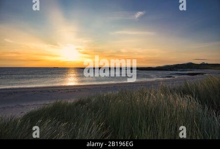 Herbes de machair et coucher de soleil sur l'océan Atlantique, la baie de Sanna, la péninsule d'Ardnamurchan, Écosse Banque D'Images