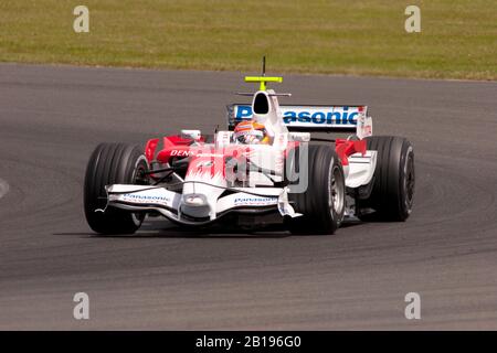 Timo Glock conduisant pour l'équipe Toyota Racing pendant une journée d'essai de Formule 1 au circuit Silverstone le 26 juin 2008. Banque D'Images