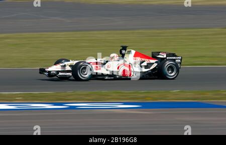 Jenson Button conduisant pour l'écurie Honda de Formule 1 lors du Grand Prix britannique de Formule 1 à Silverstone le 9 juin 2006. Banque D'Images