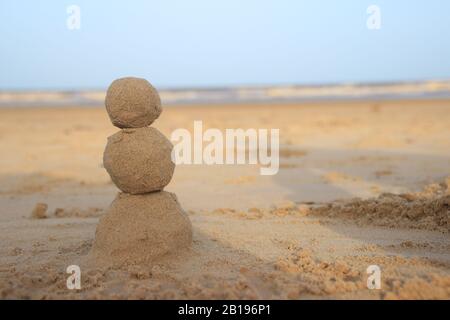 Bonhomme de neige de sable pour ceux qui célèbrent le nouvel an par la mer ou l'océan Banque D'Images