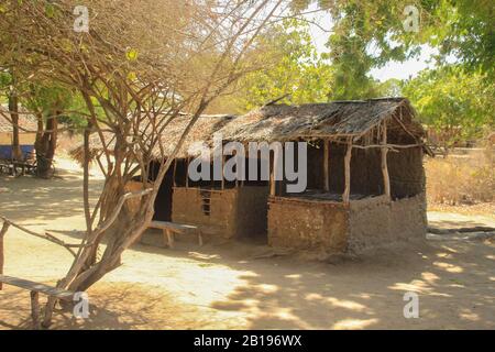 Une cabane de village pauvre en bois et en argile. La maison traditionnelle africaine des pauvres dans le village. Banque D'Images