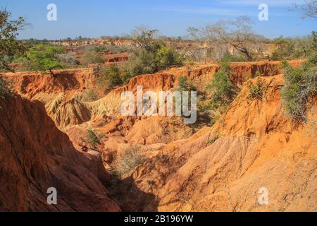 La célèbre attraction au Kenya est la gorge de Hell's Kitchen - pierres et rochers avec du sable coloré près de Marafa, Malindi. Afrique de l'est Érosion du sable Banque D'Images