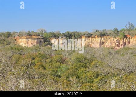 La célèbre attraction au Kenya est la gorge de Hell's Kitchen - pierres et rochers avec du sable coloré près de Marafa, Malindi. Afrique de l'est Érosion du sable Banque D'Images