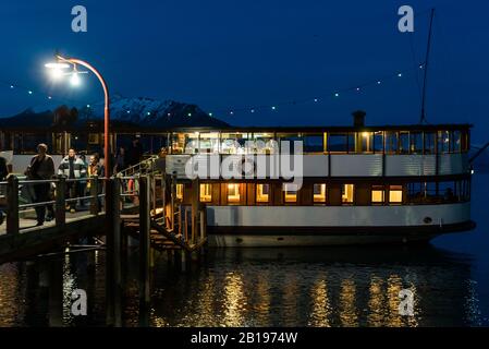 Les passagers débarquent du défroisseur Edwardian TSS Earnslaw à la ferme de campagne de Walter Peak lors de leur croisière en soirée. Banque D'Images