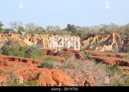 La célèbre attraction au Kenya est la gorge de Hell's Kitchen - pierres et rochers avec du sable coloré près de Marafa, Malindi. Afrique de l'est Érosion du sable Banque D'Images