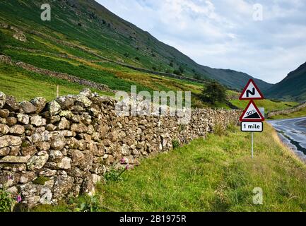 Panneau d'avertissement de gradient de 20 %, Kirkstone Pass, Lake District National Park, Cumbria, Angleterre Banque D'Images