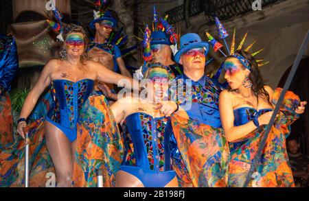 MODELOS DE CARNAVAL VAILANDO SITGES BARCELONE,23/02/2020 SITGES CARNAVAL 2020 Banque D'Images