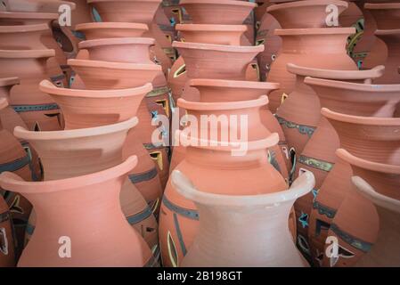 Près du cou des vases en terre cuite anciens à la boutique de céramique près de Hanoi, au Vietnam Banque D'Images