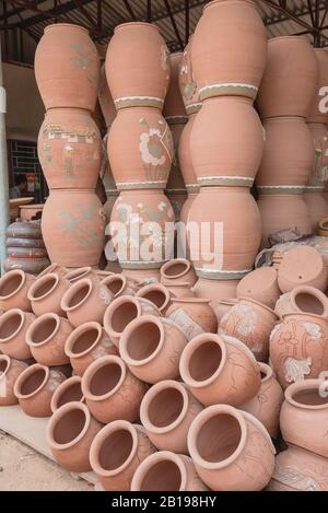 Gros plan empilé d'anciennes vases en terre cuite dans un magasin de céramique près de Hanoi, au Vietnam Banque D'Images