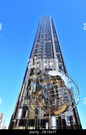 Le Globe Sculpture de Kim Brandell à l'hôtel et à la tour internationaux de Trump près de l'entrée de la station de métro Columbus Circle de la 59ème rue. Banque D'Images