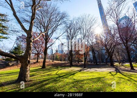 Magnifique journée d'hiver à Central Park, l'une des attractions touristiques les plus visitées du monde à Manhattan, New York. Banque D'Images