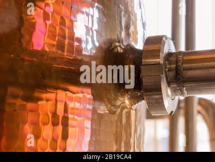 Pot de cuivre Et autres équipements utilisés dans le processus de fabrication de gin artisanal et de whisky à la distillerie Cotswold, Worcestershire, Royaume-Uni Banque D'Images