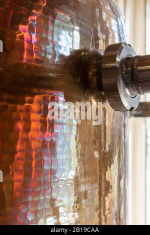 Pot de cuivre Et autres équipements utilisés dans le processus de fabrication de gin artisanal et de whisky à la distillerie Cotswold, Worcestershire, Royaume-Uni Banque D'Images