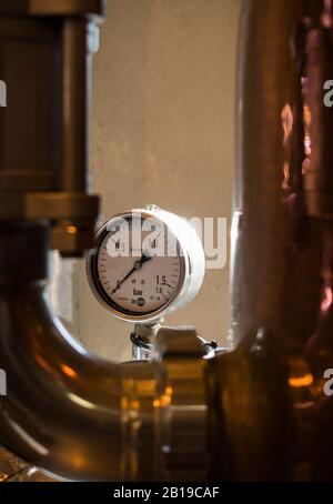 Pot de cuivre Et autres équipements utilisés dans le processus de fabrication de gin artisanal et de whisky à la distillerie Cotswold, Worcestershire, Royaume-Uni Banque D'Images