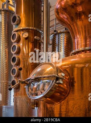 Pot de cuivre Et autres équipements utilisés dans le processus de fabrication de gin artisanal et de whisky à la distillerie Cotswold, Worcestershire, Royaume-Uni Banque D'Images