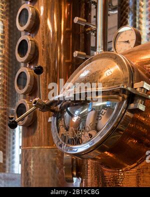 Pot de cuivre Et autres équipements utilisés dans le processus de fabrication de gin artisanal et de whisky à la distillerie Cotswold, Worcestershire, Royaume-Uni Banque D'Images