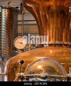 Pot de cuivre Et autres équipements utilisés dans le processus de fabrication de gin artisanal et de whisky à la distillerie Cotswold, Worcestershire, Royaume-Uni Banque D'Images