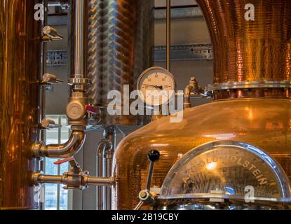 Pot de cuivre Et autres équipements utilisés dans le processus de fabrication de gin artisanal et de whisky à la distillerie Cotswold, Worcestershire, Royaume-Uni Banque D'Images