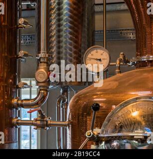 Pot de cuivre Et autres équipements utilisés dans le processus de fabrication de gin artisanal et de whisky à la distillerie Cotswold, Worcestershire, Royaume-Uni Banque D'Images