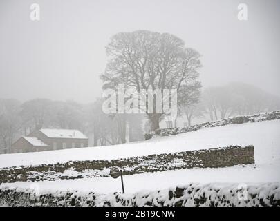 Aygarth, Yorkshire Du Nord, Royaume-Uni. 24 février 2020. Résidents d'Aygarth, Yorkshire du Nord éveillé à la neige lourde crédit: David Edmund-Jones/Alay Live News Banque D'Images