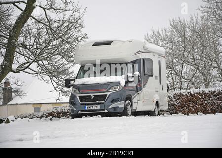 Aygarth, Yorkshire Du Nord, Royaume-Uni. 24 février 2020. Chute de neige pendant la nuit dans le Yorkshire du Nord. Campeurs Hardy à Aygarth, dans le Yorkshire du Nord éveillé à la neige épaisse. Crédit: David Edmund-Jones/Alay Live News Banque D'Images