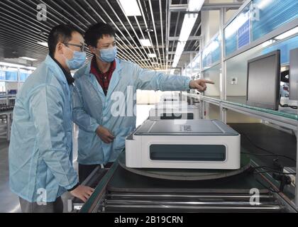 (200224) -- CHENGDU, 24 février 2020 (Xinhua) -- travail du personnel à l'usine d'une société de biotechnologie basée à Chengdu dans la province du Sichuan, dans le sud-ouest de la Chine, 24 février 2020. Une puce de test des acides nucléiques nouvellement développée qui peut détecter et distinguer six virus respiratoires, y compris le nouveau coronavirus, a été approuvée par la National Medical Products Administration de Chine. La puce virale est le résultat d'un travail conjoint d'experts du prestigieux hôpital de Chine occidentale affilié à l'université de Sichuan, à l'université de Tsinghua à Pékin et à une société de biotechnologie basée à Chengdu. Il a été conçu et développé sous Banque D'Images