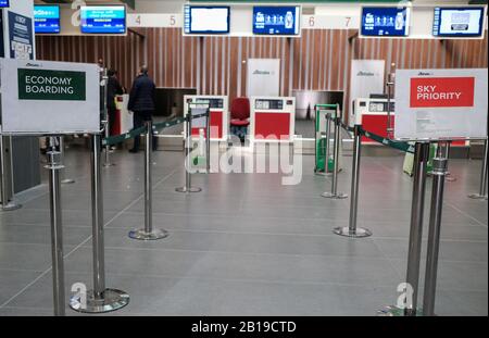 Italie, MILAN- 22 février 2020: Zone d'enregistrement presque vide à l'aéroport de Bergame (BGY) - aéroport international Orio al Serio. Banque D'Images