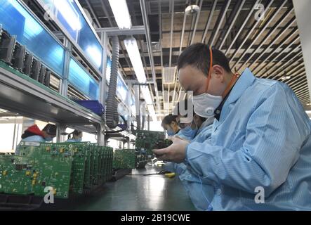 (200224) -- CHENGDU, 24 février 2020 (Xinhua) -- travail du personnel à l'usine d'une société de biotechnologie basée à Chengdu dans la province du Sichuan, dans le sud-ouest de la Chine, 24 février 2020. Une puce de test des acides nucléiques nouvellement développée qui peut détecter et distinguer six virus respiratoires, y compris le nouveau coronavirus, a été approuvée par la National Medical Products Administration de Chine. La puce virale est le résultat d'un travail conjoint d'experts du prestigieux hôpital de Chine occidentale affilié à l'université de Sichuan, à l'université de Tsinghua à Pékin et à une société de biotechnologie basée à Chengdu. Il a été conçu et développé sous Banque D'Images