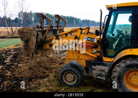 Trostyanets, Ukraine 20 décembre 2019: La pelle hydraulique dans le village recueille le sol avec une louche.2020 Banque D'Images