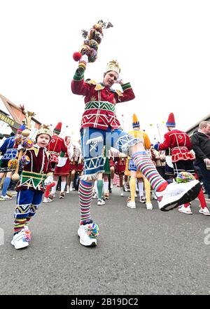 Herbstein, Allemagne. 24 février 2020. Bajazz Gregor (r) et Little Bajazz Lias mènent le cavalier à Herbstein le lundi Rose. La procession du chevalier remonte à une vieille coutume du XVIIe siècle. Les grès tyroliens ont apporté la tradition à Herbstein. Crédit: Uwe Zucchi/Dpa/Alay Live News Banque D'Images