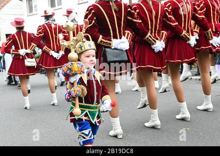 Herbstein, Allemagne. 24 février 2020. Little Bajazz Lias passe les filles de la garde pendant la parade de cavalier à Herbstein sur Rose lundi dans la direction opposée à la direction de course. Les grès tyroliens ont apporté la tradition à Herbstein. Crédit: Uwe Zucchi/Dpa/Alay Live News Banque D'Images