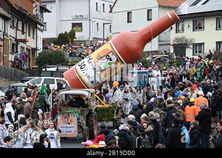 Herbstein, Allemagne. 24 février 2020. Lors de la procession des cavaliers à Herbstein le lundi Rose, une grande bouteille de schnapps est transportée à travers le village. La procession du chevalier remonte à une vieille coutume du XVIIe siècle. Les grès tyroliens ont apporté la tradition à Herbstein. Crédit: Uwe Zucchi/Dpa/Alay Live News Banque D'Images