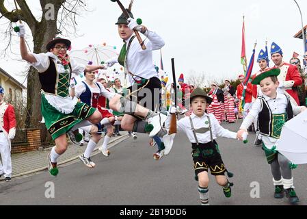 Herbstein, Allemagne. 24 février 2020. De grandes et petites paires de cavaliers sont en action lors de la procession des cavaliers à Herbstein, le lundi Rose. La procession du chevalier remonte à une vieille coutume du XVIIe siècle. Les grès tyroliens ont apporté la tradition à Herbstein. Crédit: Uwe Zucchi/Dpa/Alay Live News Banque D'Images