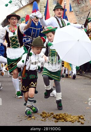 Herbstein, Allemagne. 24 février 2020. Les deux petits cavaliers Valentin (l) et Colin se concentrent sur le fait de ne pas entrer dans des déjections de chevaux pendant la procession des cavaliers à Herbstein sur Rose Monday. La procession du chevalier remonte à une vieille coutume du XVIIe siècle. Les grès tyroliens ont apporté la tradition à Herbstein. Crédit: Uwe Zucchi/Dpa/Alay Live News Banque D'Images