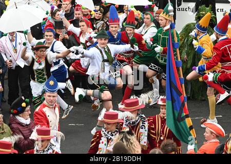 Herbstein, Allemagne. 24 février 2020. Les paires de cavaliers sautent à la procession des cavaliers à Herbstein, le lundi Rose. La procession du chevalier remonte à une vieille coutume du XVIIe siècle. Les grès tyroliens ont apporté la tradition à Herbstein. Crédit: Uwe Zucchi/Dpa/Alay Live News Banque D'Images