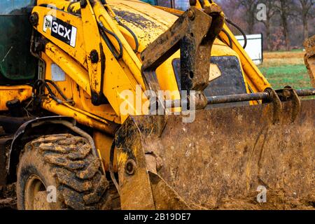 Trostyanets, Ukraine 20 décembre 2019: La pelle hydraulique dans le village recueille le sol avec une louche.2020 Banque D'Images