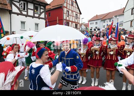 Herbstein, Allemagne. 24 février 2020. Les couples de cavaliers et de filles des gardes dansent dans les rues pendant la procession des cavaliers à Herbstein le lundi Rose. La procession du chevalier remonte à une vieille coutume du XVIIe siècle. Les grès tyroliens ont apporté la tradition à Herbstein. Crédit: Uwe Zucchi/Dpa/Alay Live News Banque D'Images