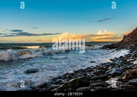 Cove sous Military Road à l'aube, près de la péninsule de Rame, Cornwall, Royaume-Uni Banque D'Images