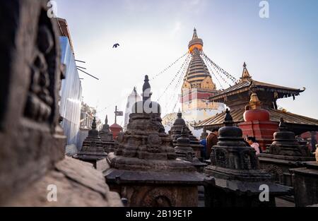 Katmandou, Népal - 17 novembre 2019 - lever du soleil matin vue de Swayambhunath Stupa ou Monkey Temple monastère bouddhiste à Katmandou, Népal. A l'UNESCO Banque D'Images