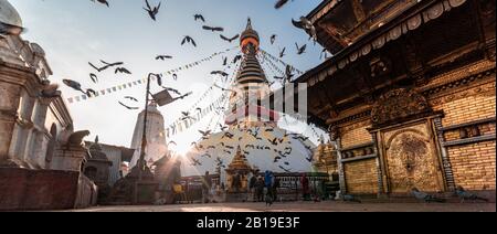 Katmandou, Népal - 17 novembre 2019 - lever du soleil matin vue de Swayambhunath Stupa ou Monkey Temple monastère bouddhiste à Katmandou, Népal. A l'UNESCO Banque D'Images