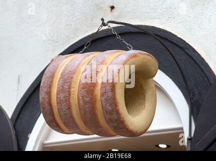 Signe de stand de vente de trdelnik (trdlo ou trozkol), dessert tchèque traditionnel et plat populaire de Bohème. Gâteau savoureux, boulangerie. Rouleau doux avec fil Banque D'Images