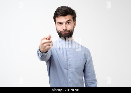 Homme hispanique donnant le doigt figuier geste vous allez obtenir zéro rien. Émotions négatives, expressions du visage, sensation. Studio tourné Banque D'Images