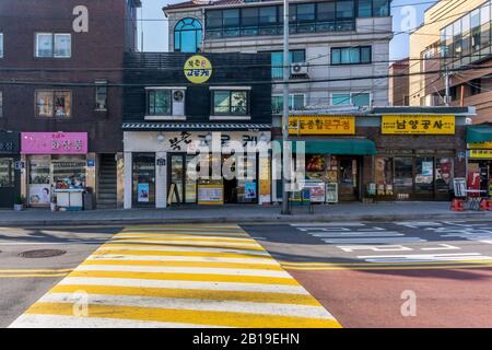 Boutiques et zébra traversant Bukchon ro, Séoul, Corée du Sud, Banque D'Images