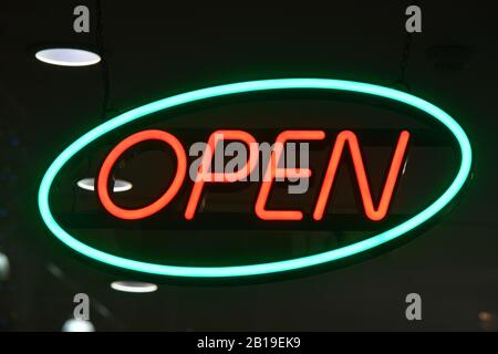 ouverture du panneau au néon dans la fenêtre du magasin la nuit Banque D'Images