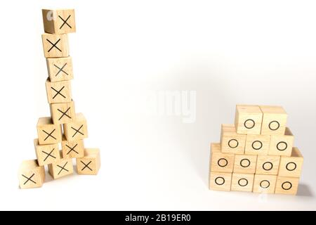 Les piles de différents cubes de bois rectangulaires hauts pour être deux piles, l'une haute et l'autre courte Banque D'Images