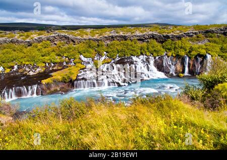 Série de chutes d'eau Hraunfossiles en Islande. Banque D'Images